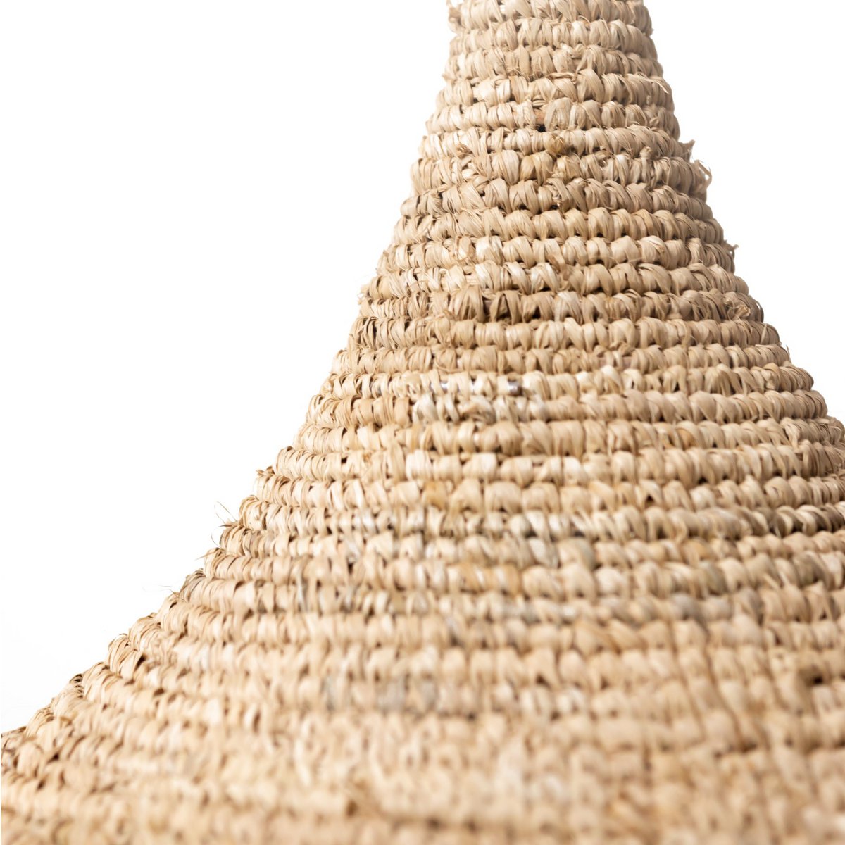Lampenkap van raffia op witte achtergrond ingezoomd