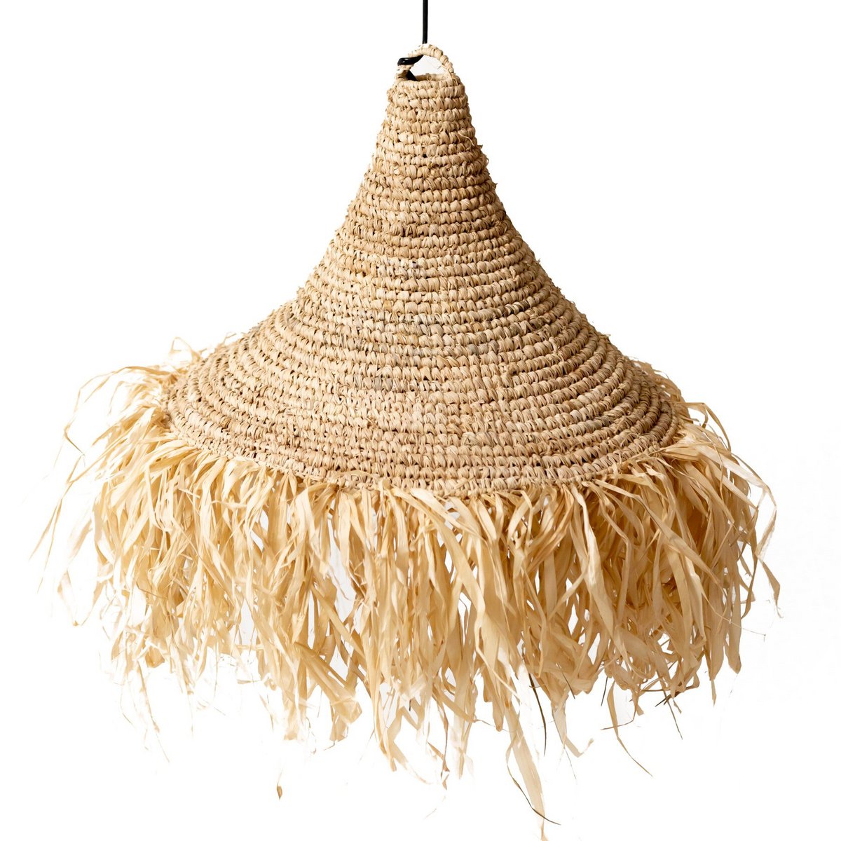 Lampenkap van raffia met franjes voor een witte achtergrond