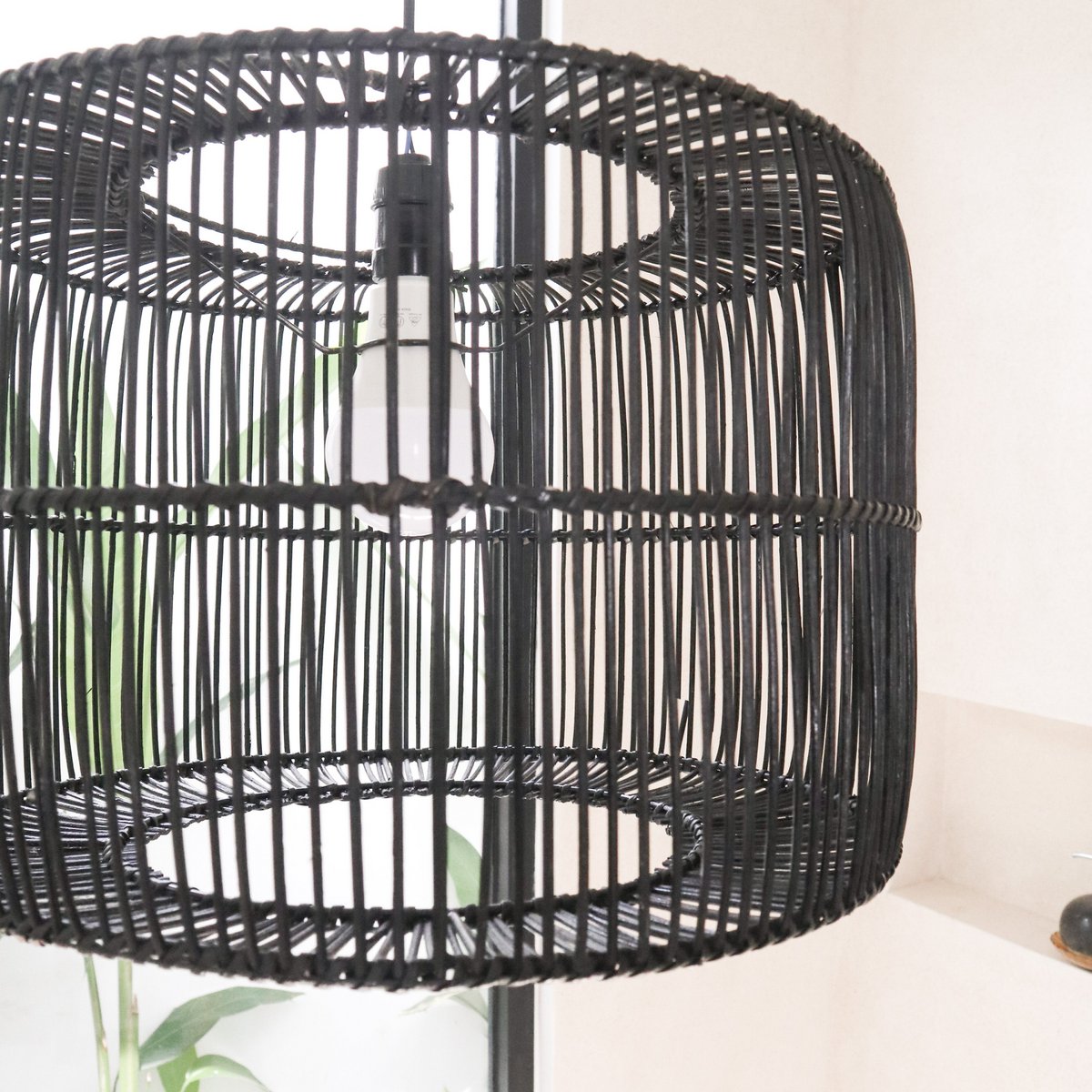 Close-up van hanglamp gemaakt van rotan in de kleur zwart