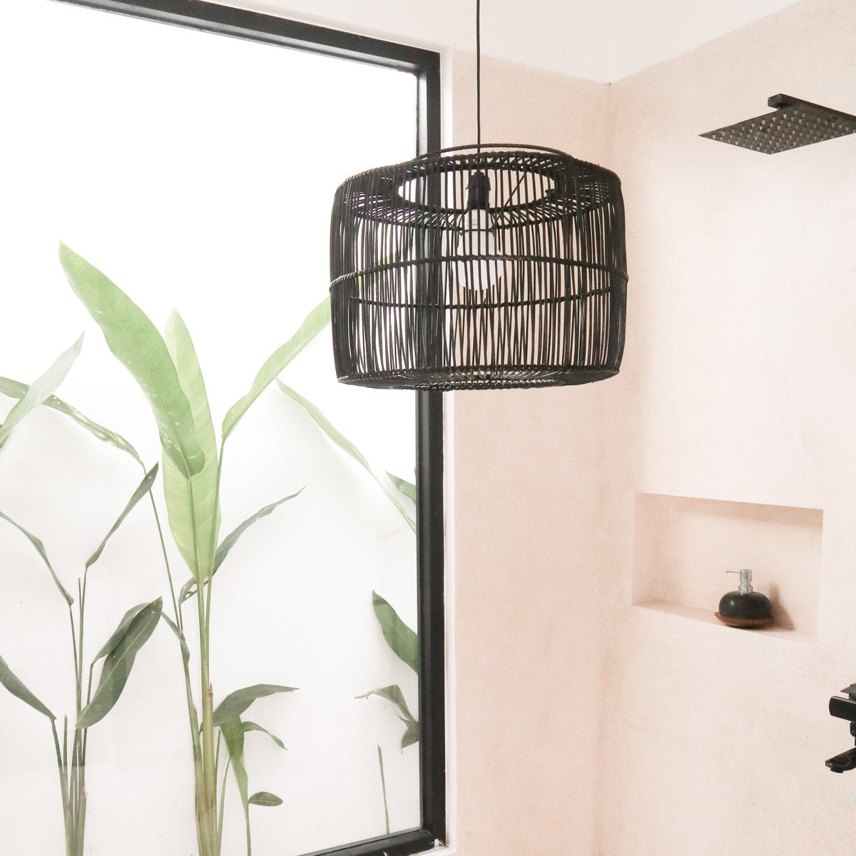 Lampenkap van rotan in de kleur zwart hangend in een badkamer