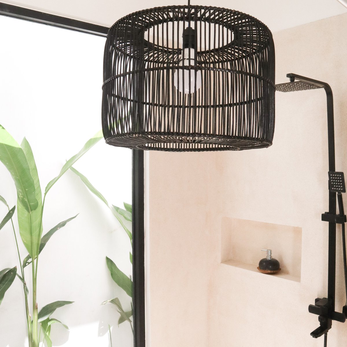 Lampenkap van rotan in de kleur zwart in een badkamer