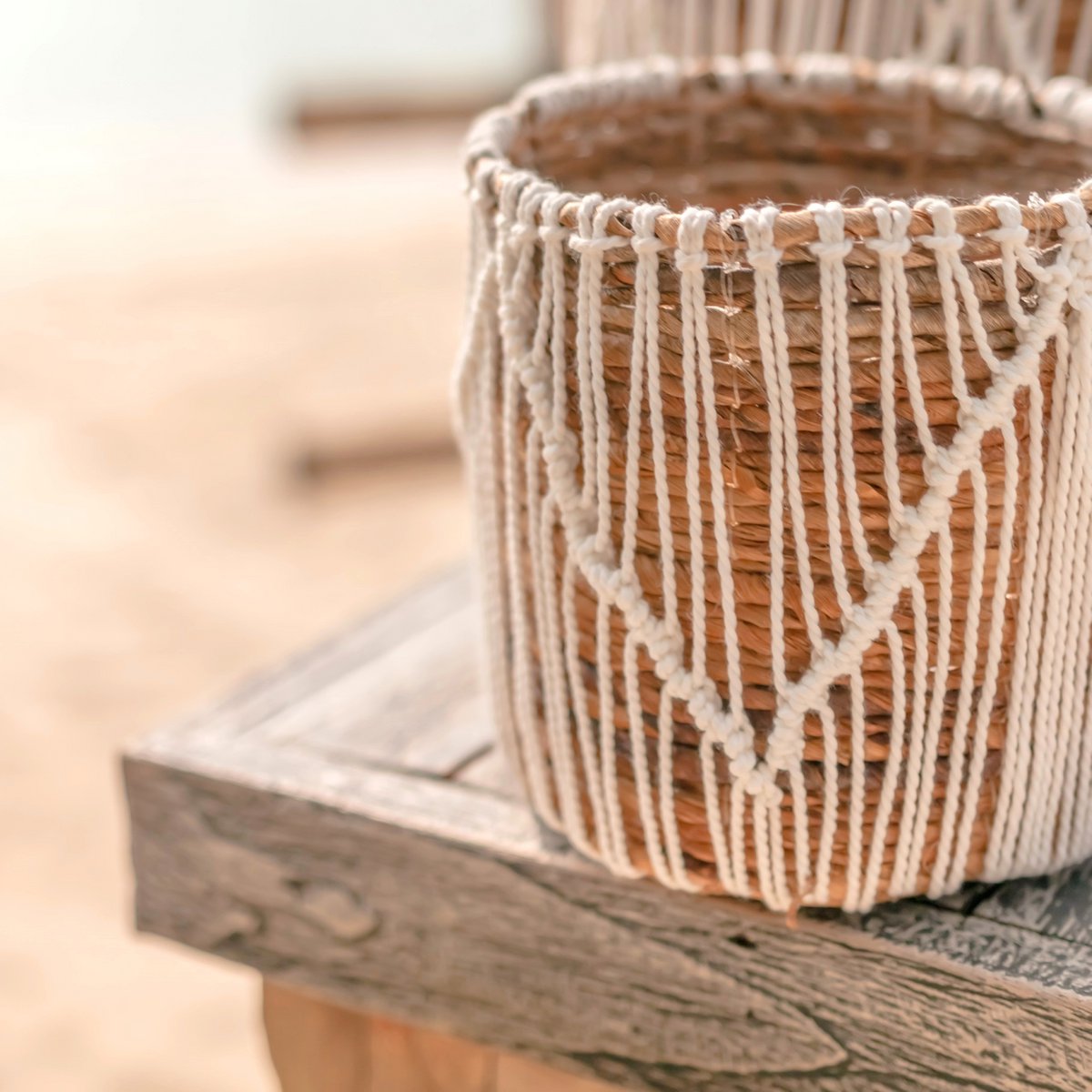Kleine macramé plantenmand van zeegras en katoen van dichtbij gezien