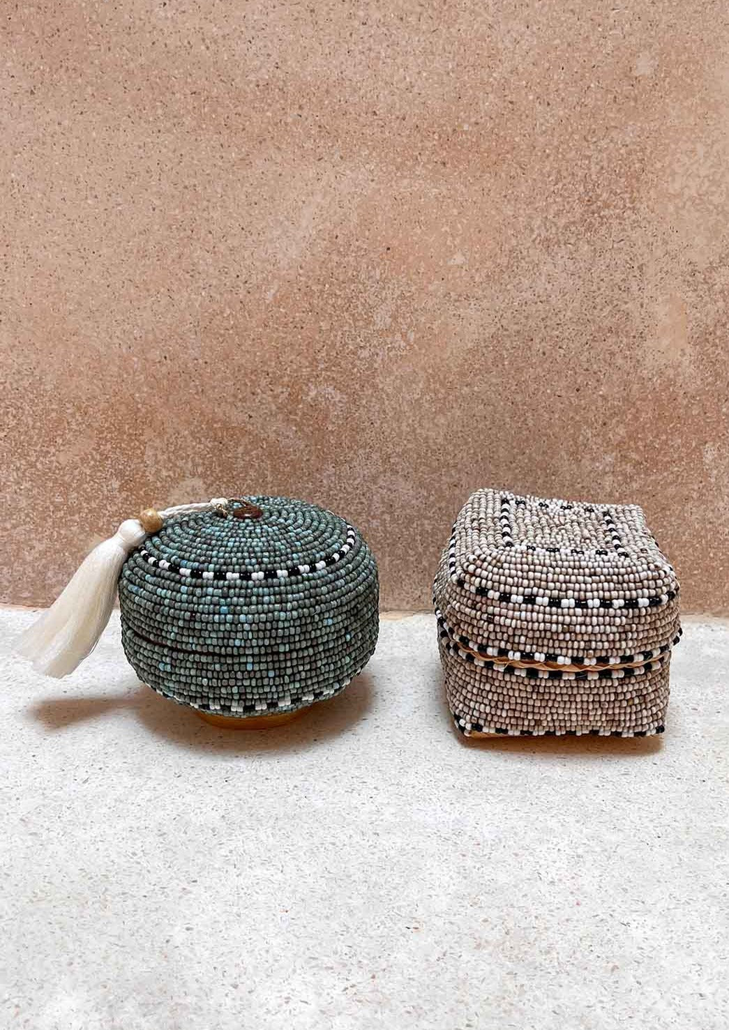 Twee offermandje staand op de grond voor een muur