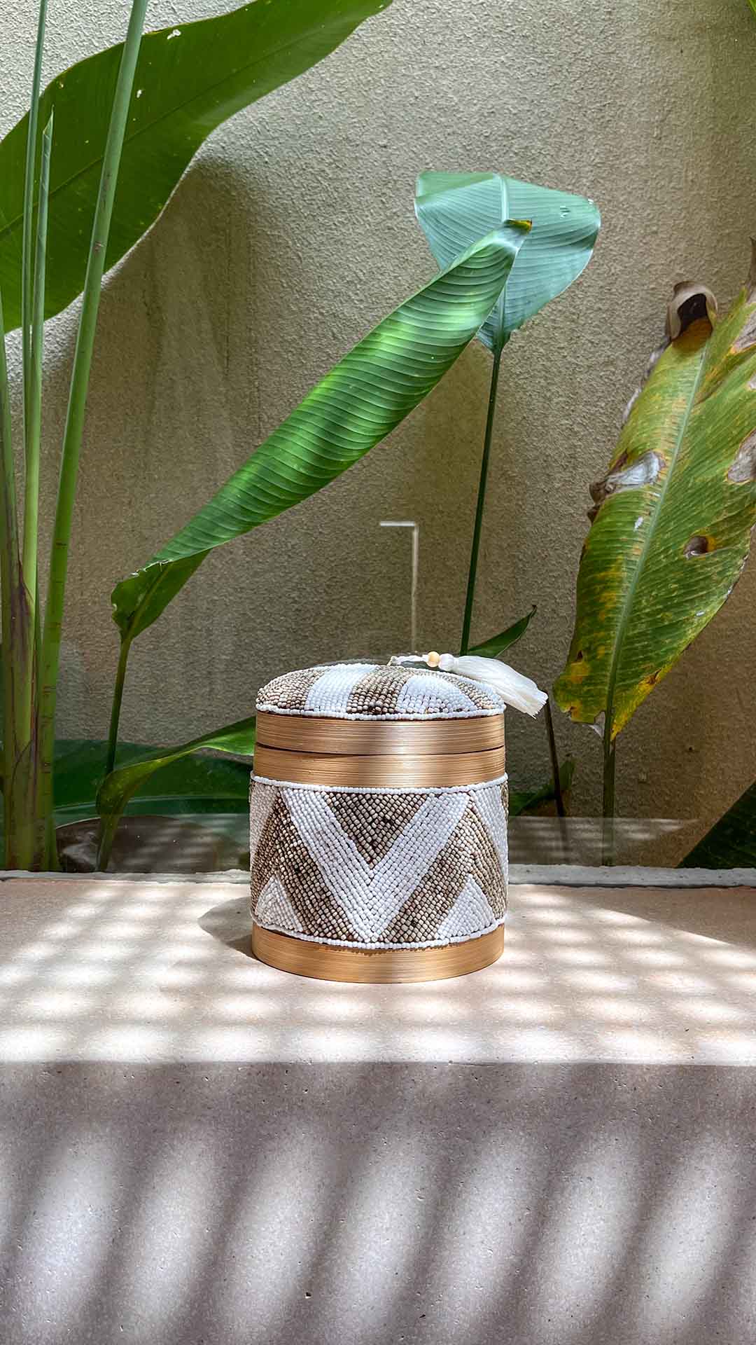 Offermandje staand voor een raam