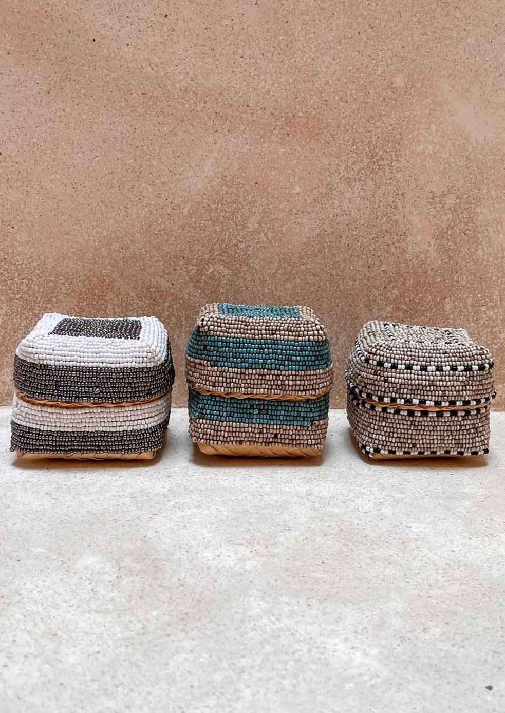 Drie kleine vierkante offermandjes voor een muur