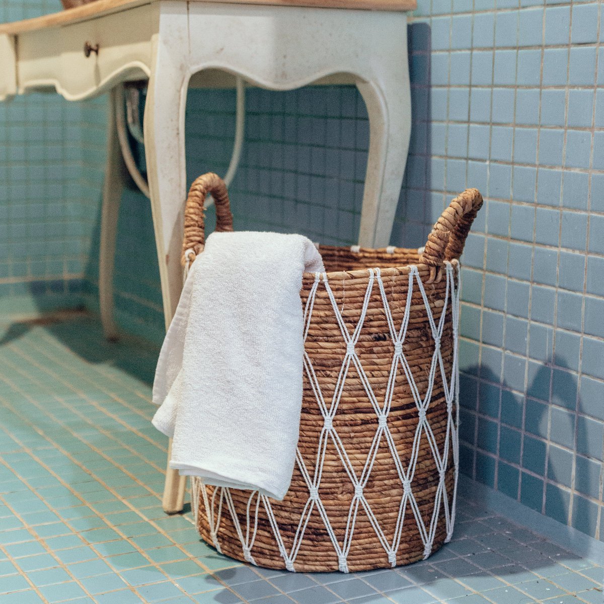 Grote opbergmand van bananenvezel en katoen in een badkamer