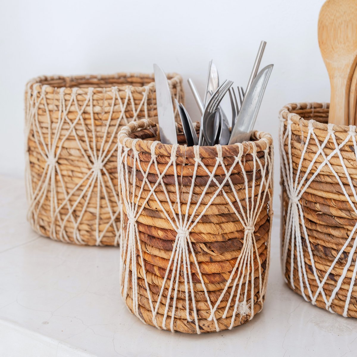 Macramé opbergmanden met bestek erinet bestek erin