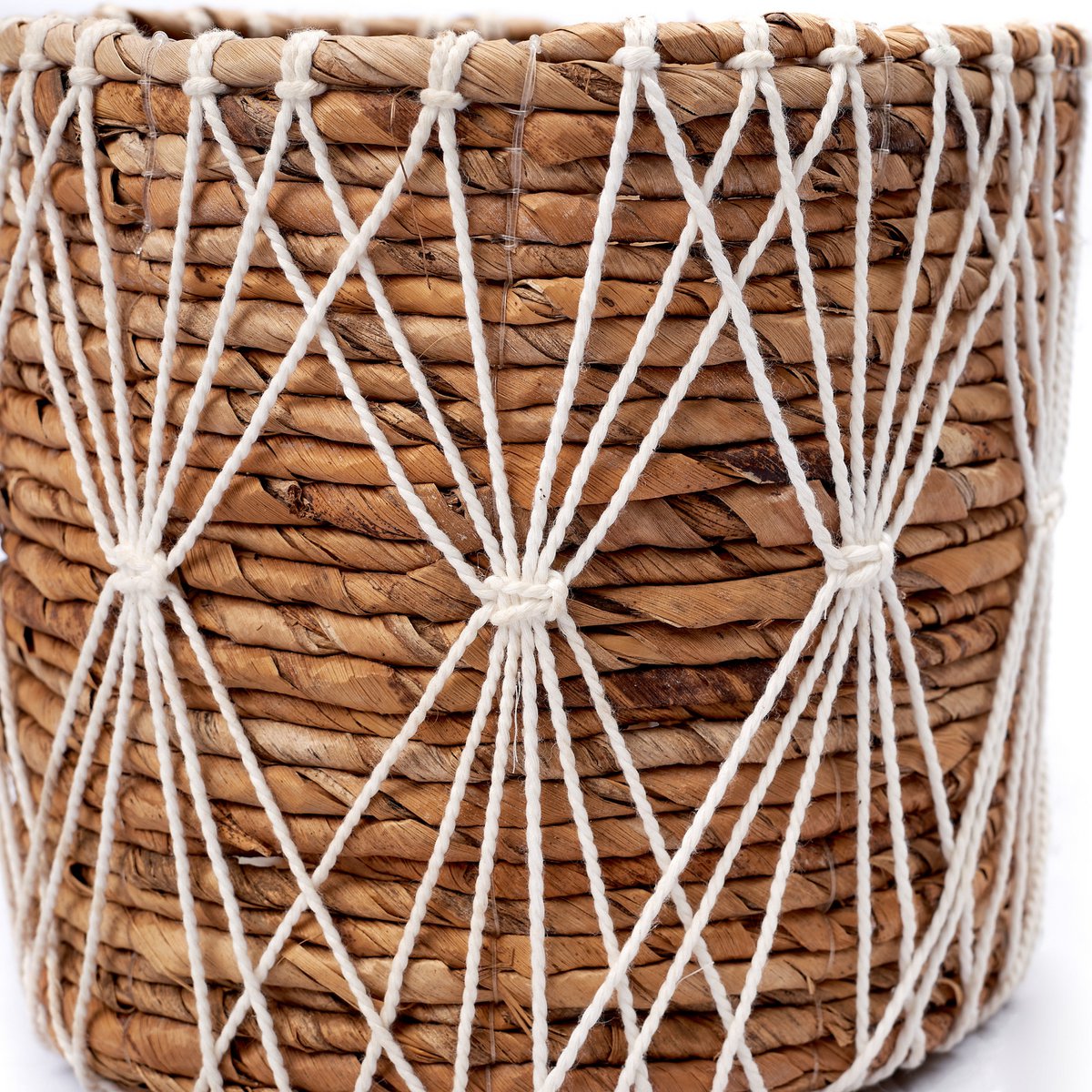 Opbergmand met macrame op een witte achtergrond