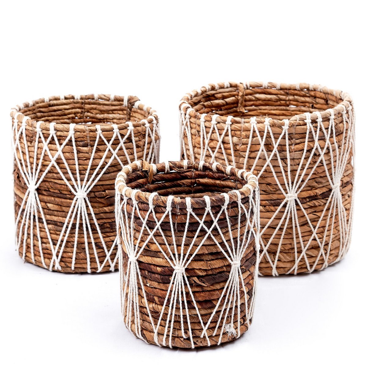 Drie opbergmanden met macrame op een witte achtergrond