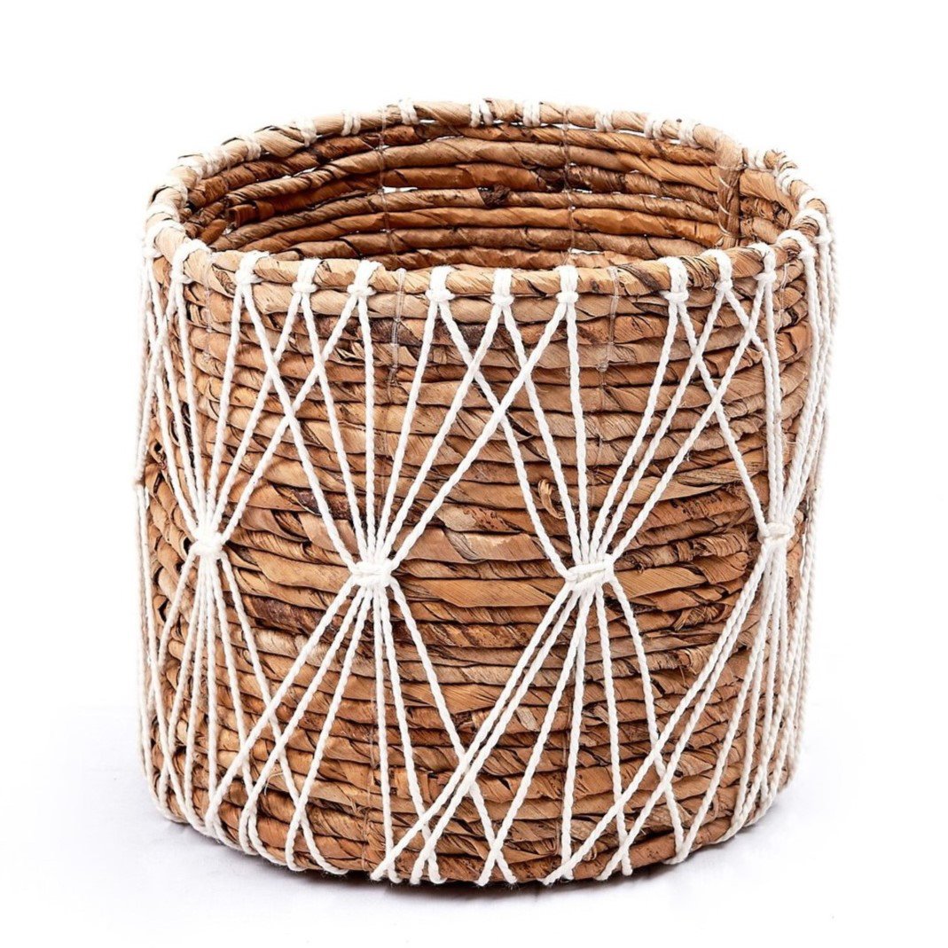 Opbergmand met macrame voor een witte achtergrond