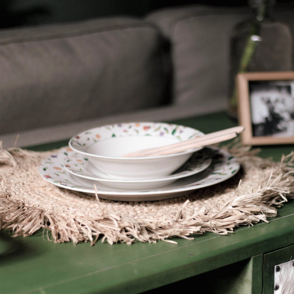 Placemat van raffia met een bord erop
