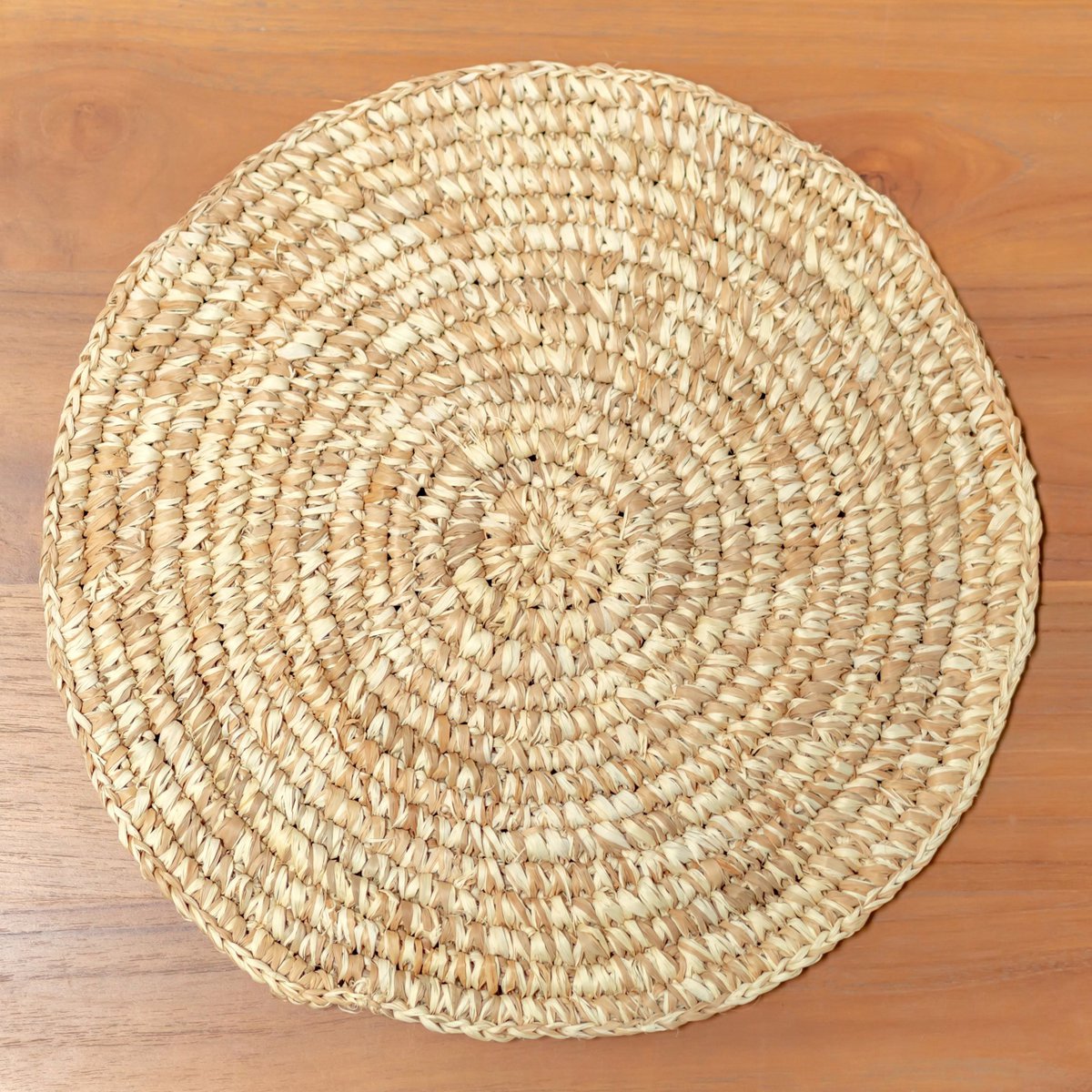 Placemat raffia op een houten ondergrond van boven gezien