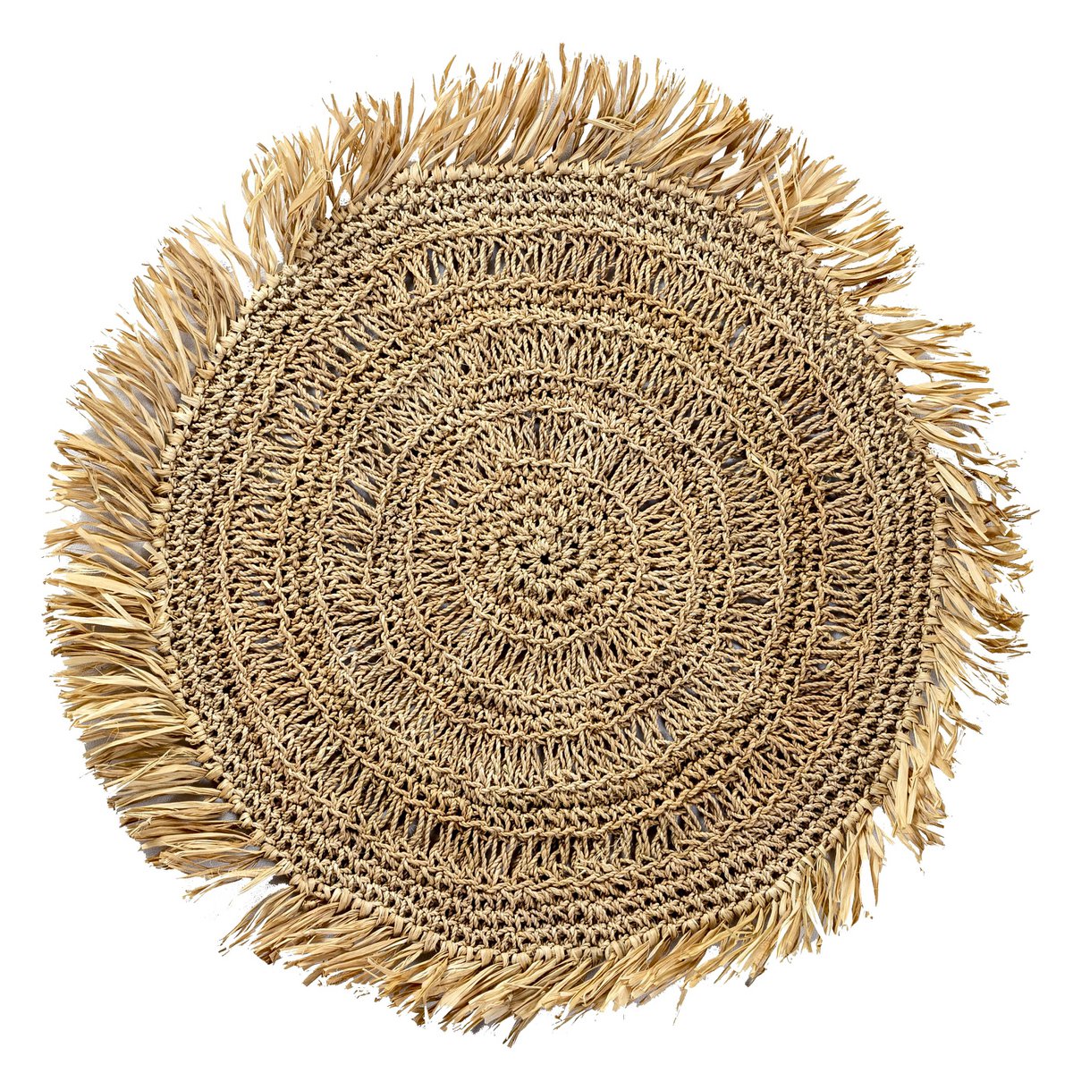 Placemat van raffia op een witte achtergrond