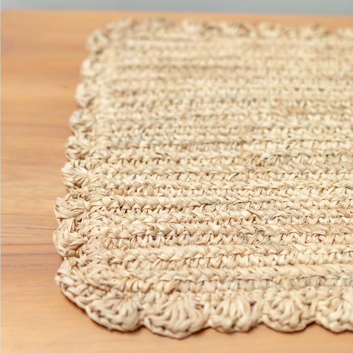Close-up placemat van gevlochten raffiabladeren