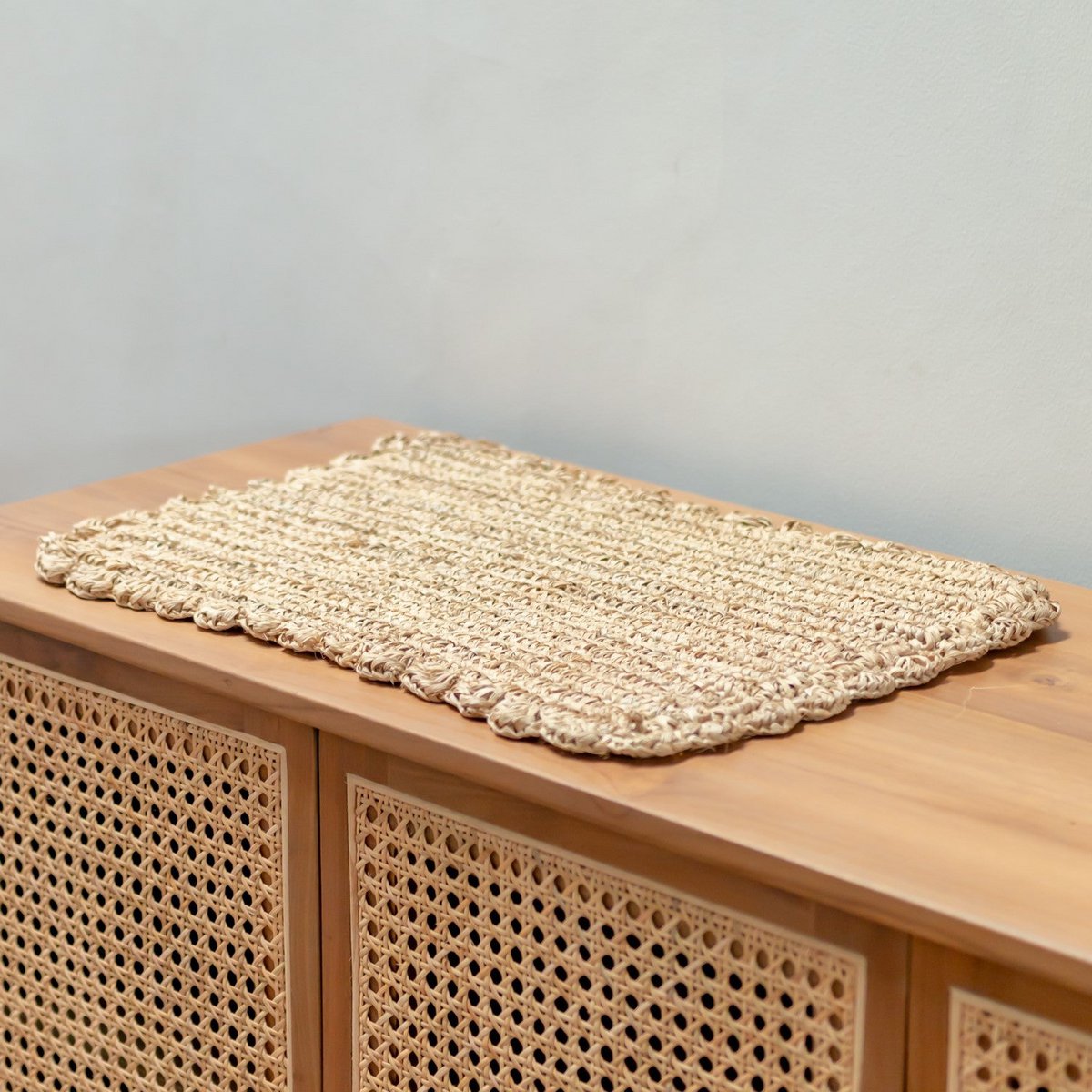 Rechthoekige placemat van duurzaam gevlochten raffia