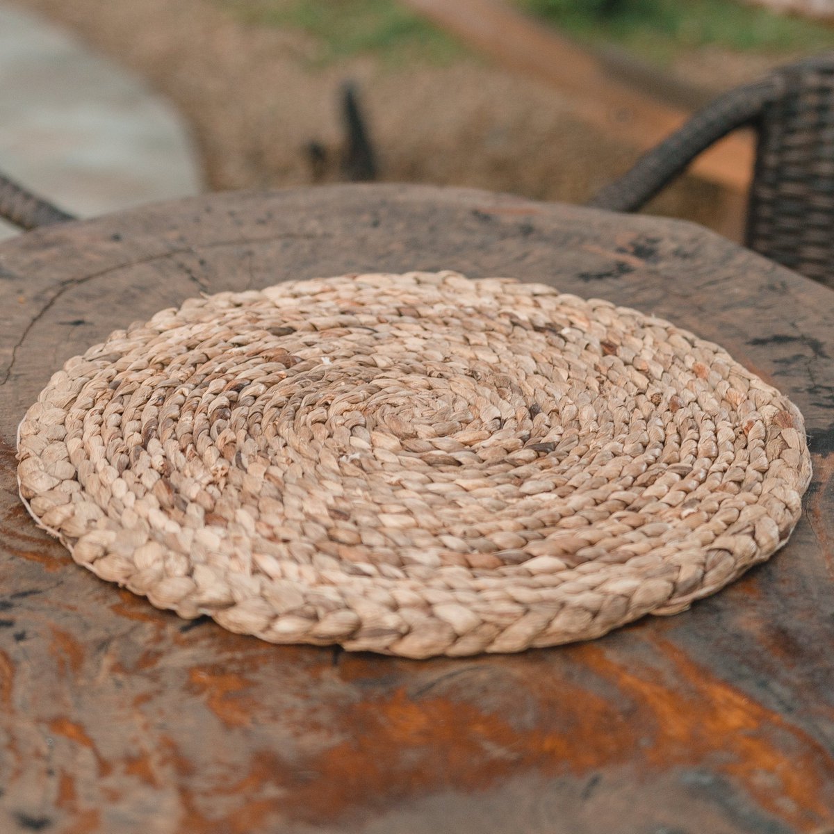 Ronde placemat van waterhyacint op een houten tafel