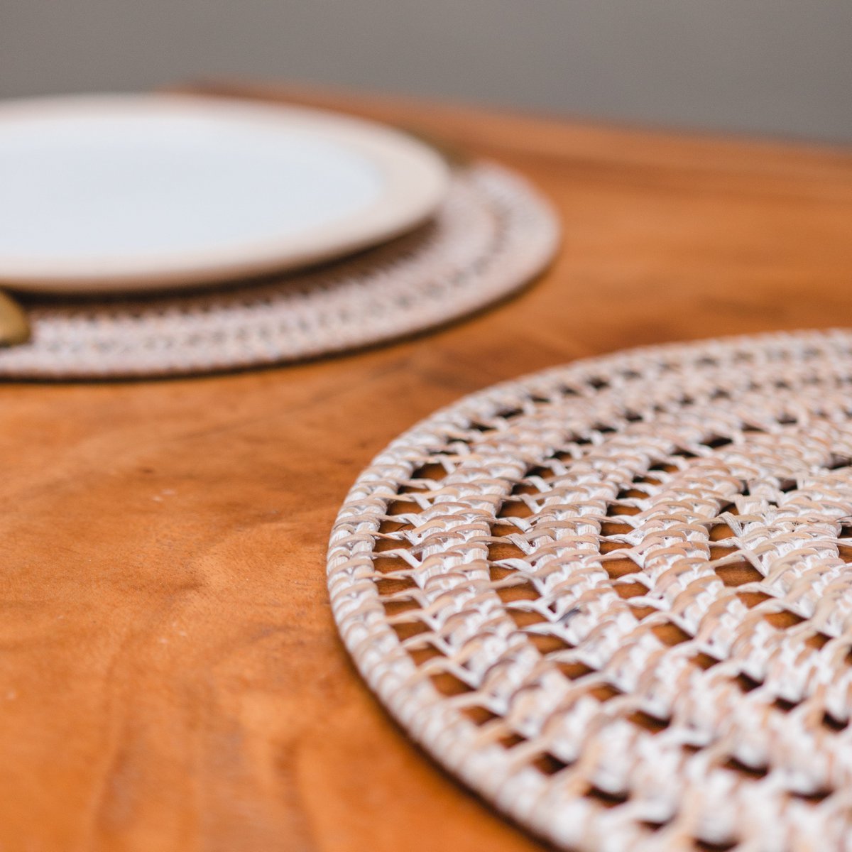 Placemat van rotan op een houten tafel