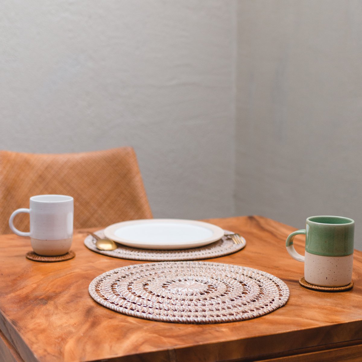 Placemat van rotan op een gedekte houten tafel