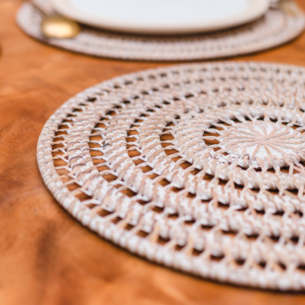 Placemat van rotan op een houten tafel van dichtbij gezien