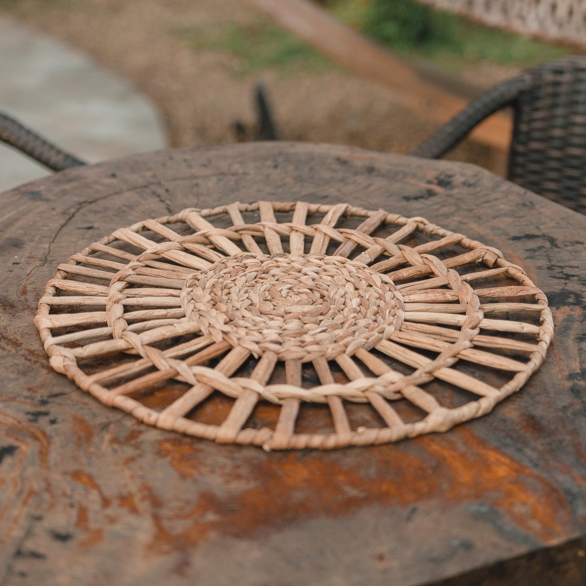 Placemat van waterhyacint op een houten ondergrond