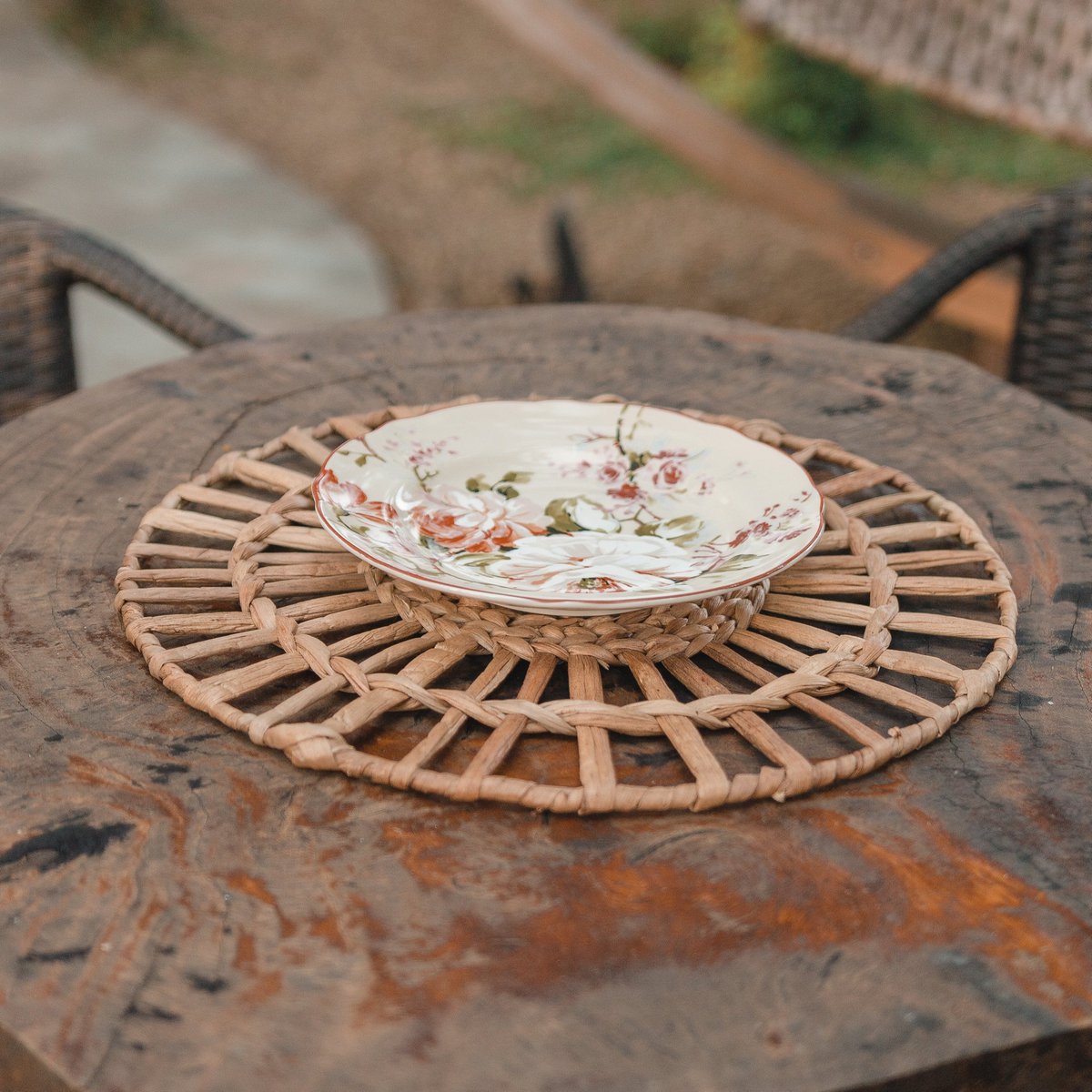Placemat van waterhyacint met een bord erop