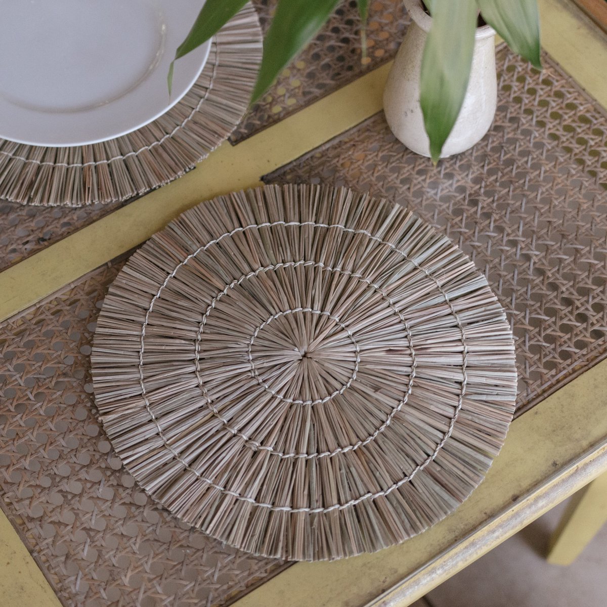 Placemat van zeegras liggend op een tafel