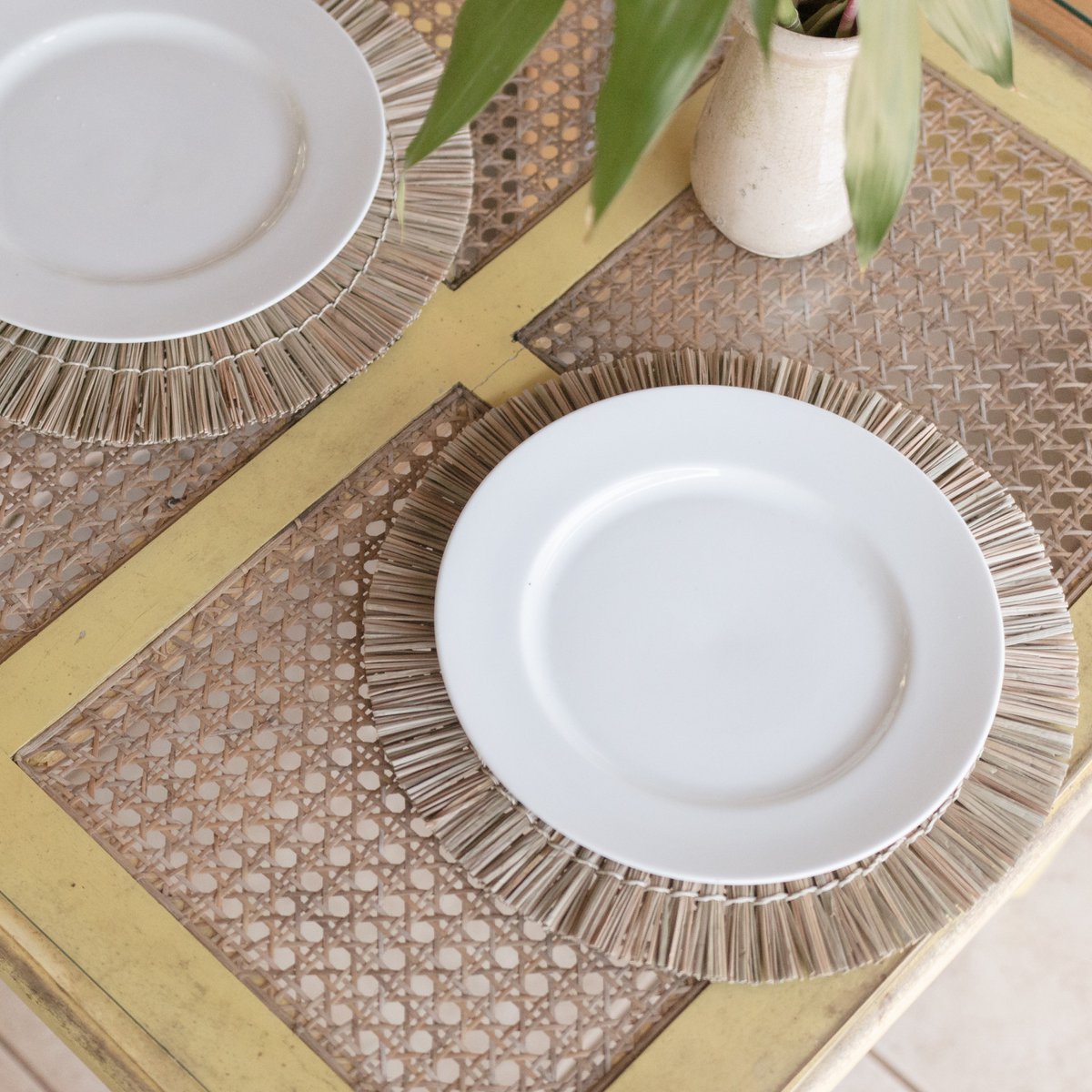 Placemat van zeegras op tafel met een bord erop