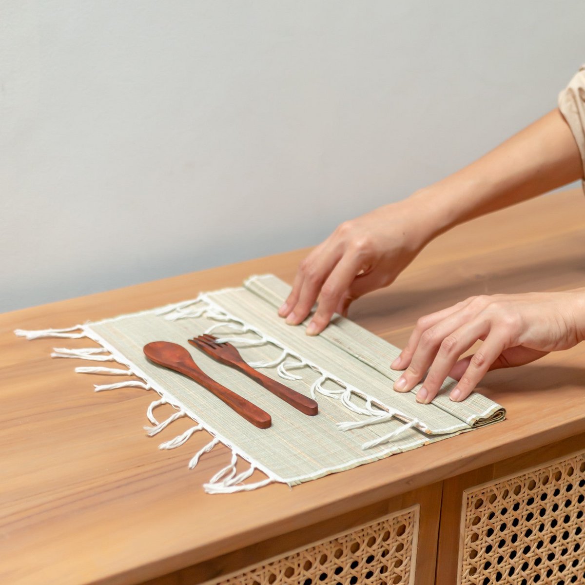 Placemat van duurzaam zeegras met franjes en houten bestek
