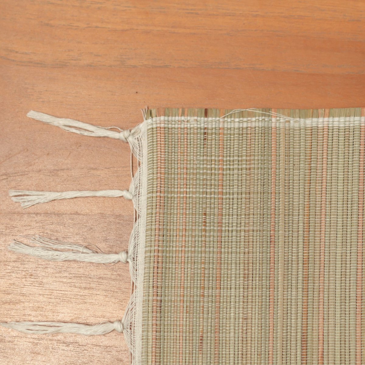 Close-up placemat van duurzaam zeegras met franjes