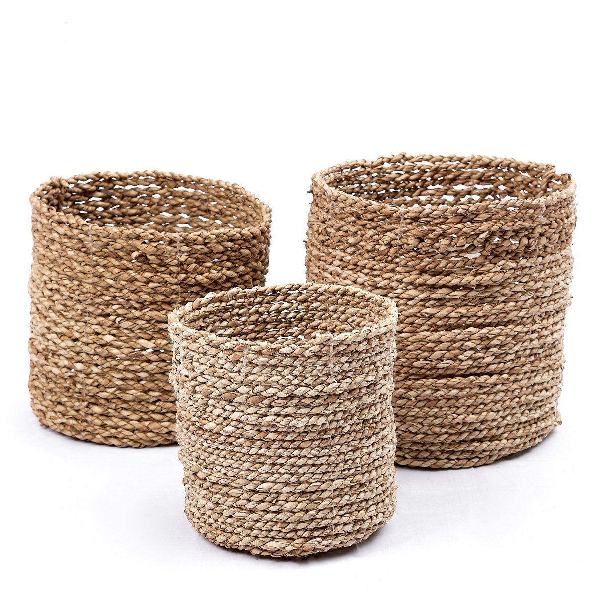 Drie plantenmanden van zeegras op een witte achtergrond