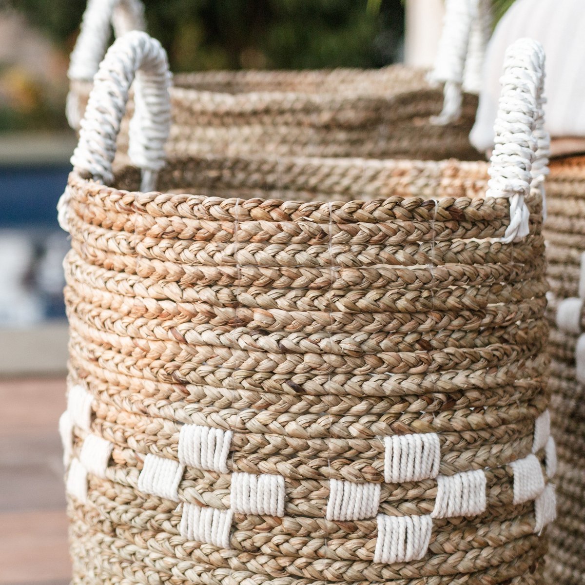 Close-up plantenmand duurzaam zeegras met handvaten en patroon