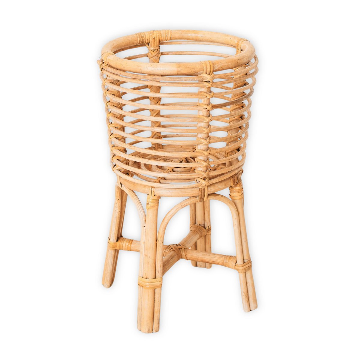 Rotan plantenstandaard op een witte achtergrond