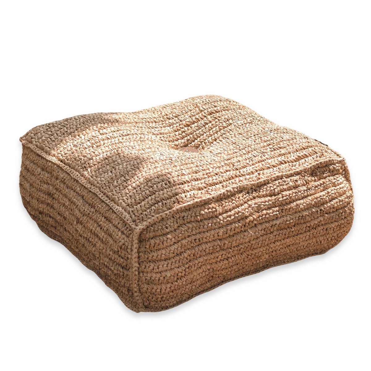 Poef van raffia op een witte achtergrond