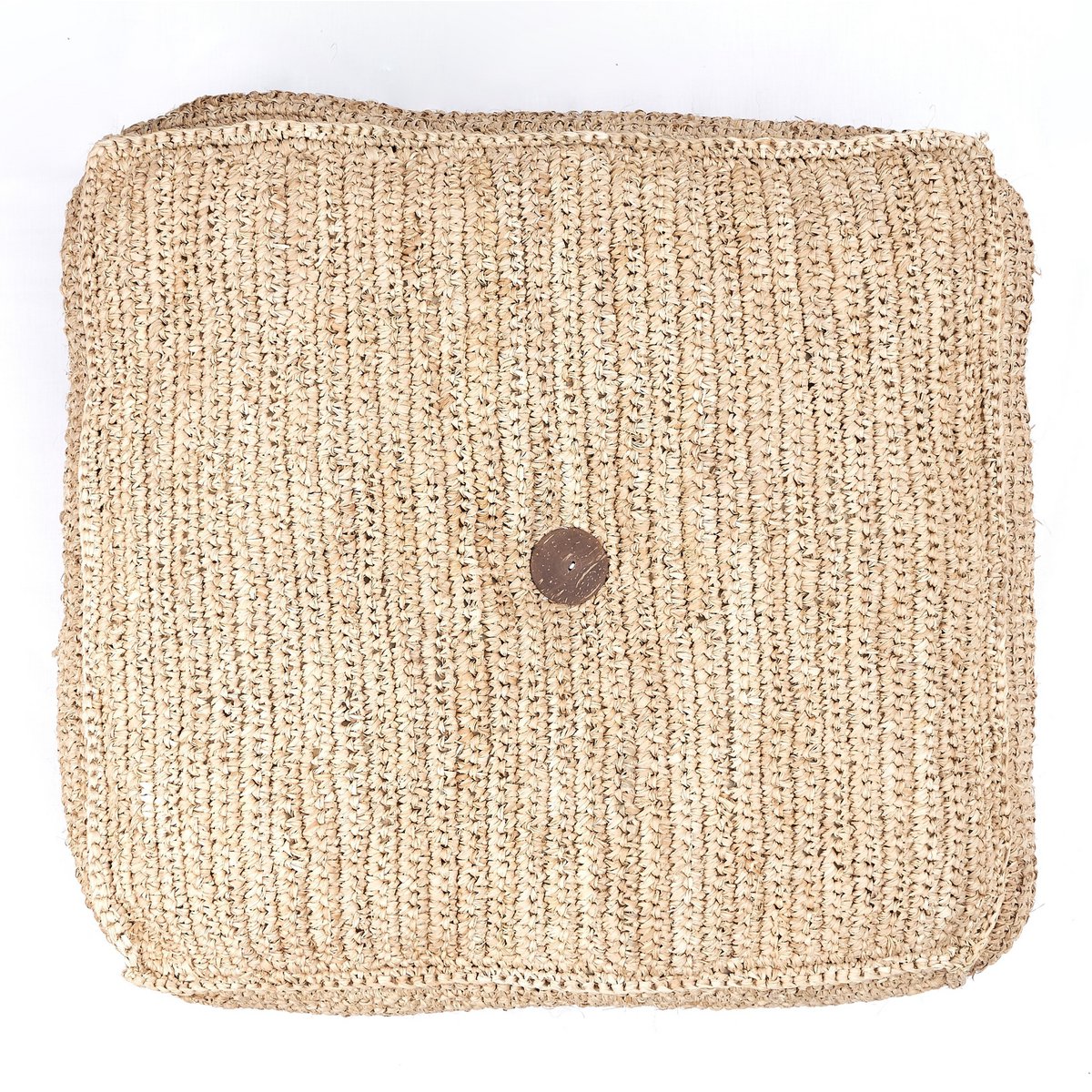 Poef van raffia van de bovenkant gezien op een witte achtergrond