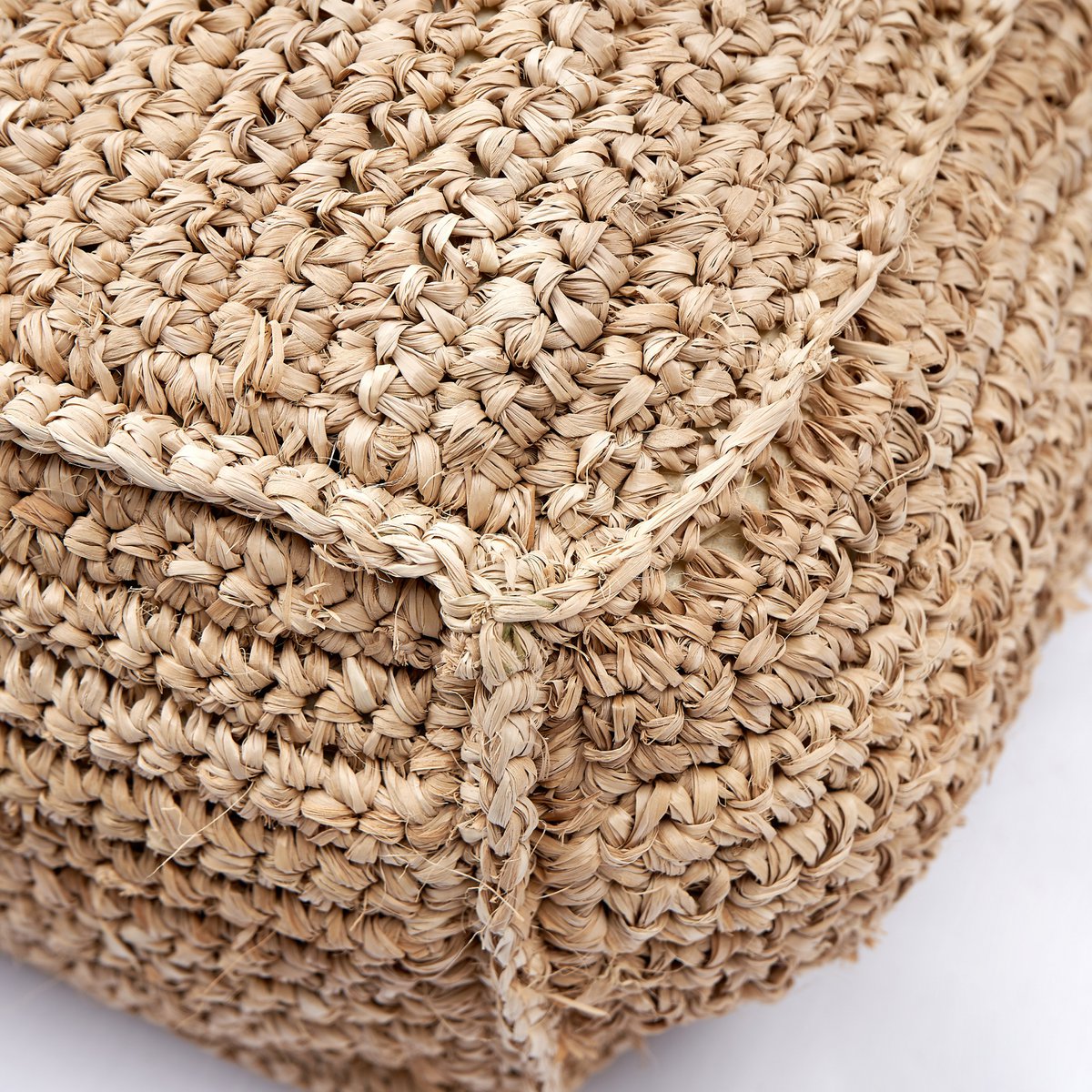 Poef van raffia van dichtbij gezien