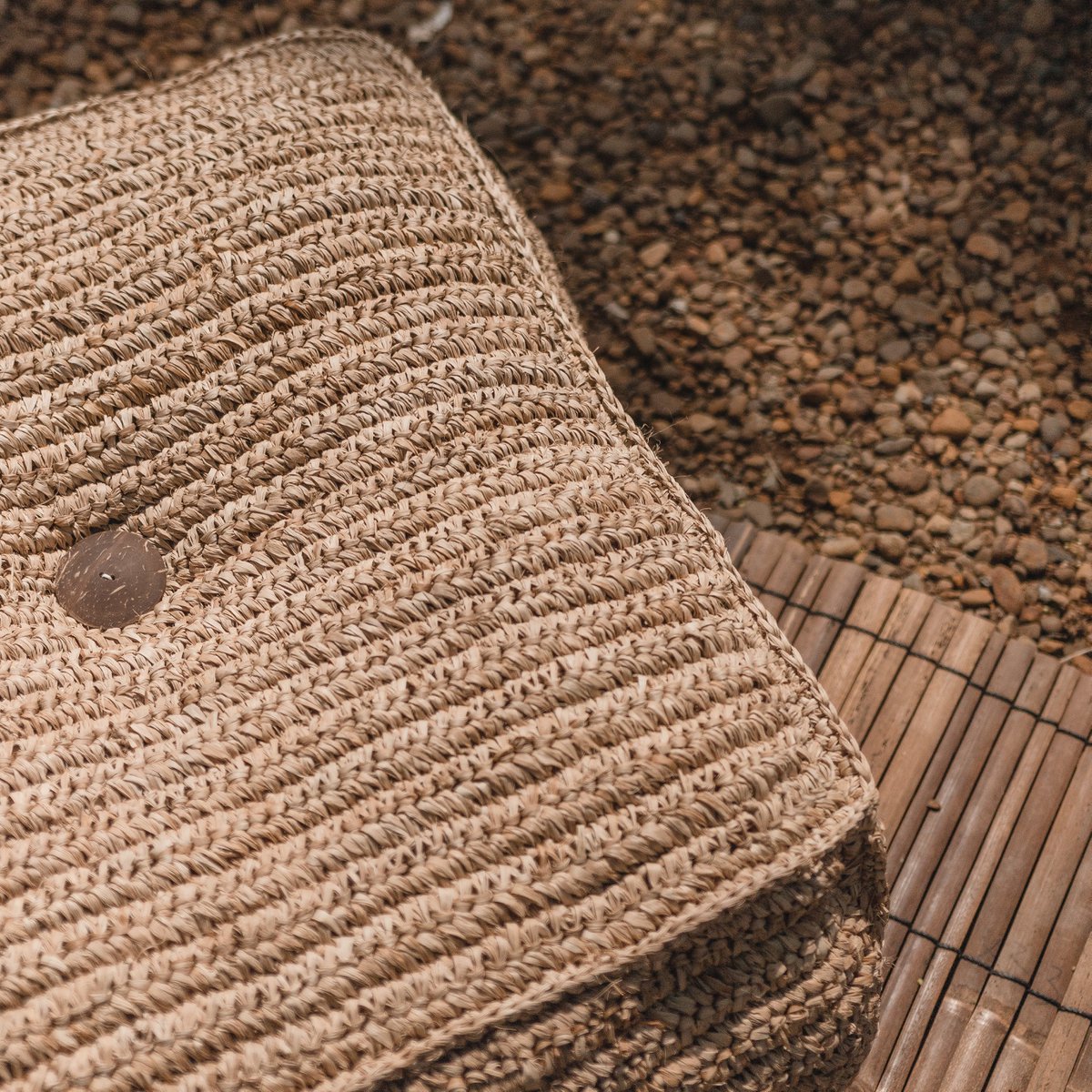 Grote vierkante poef van raffia van boven van dichtbij gezien