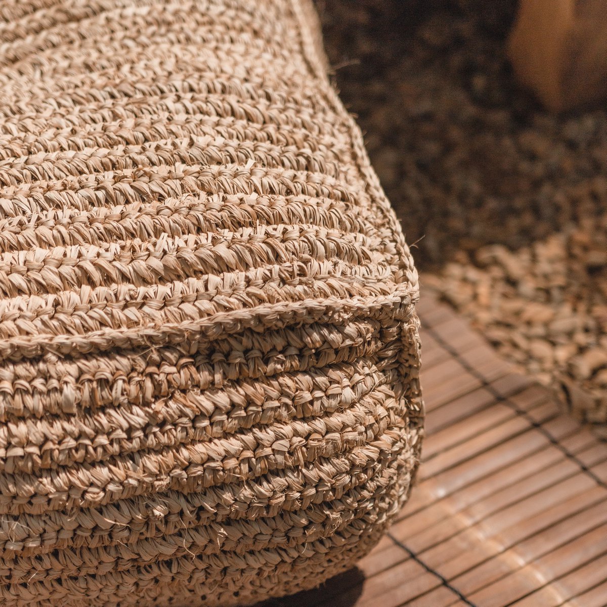 Grote vierkante poef van raffia ingezoomd