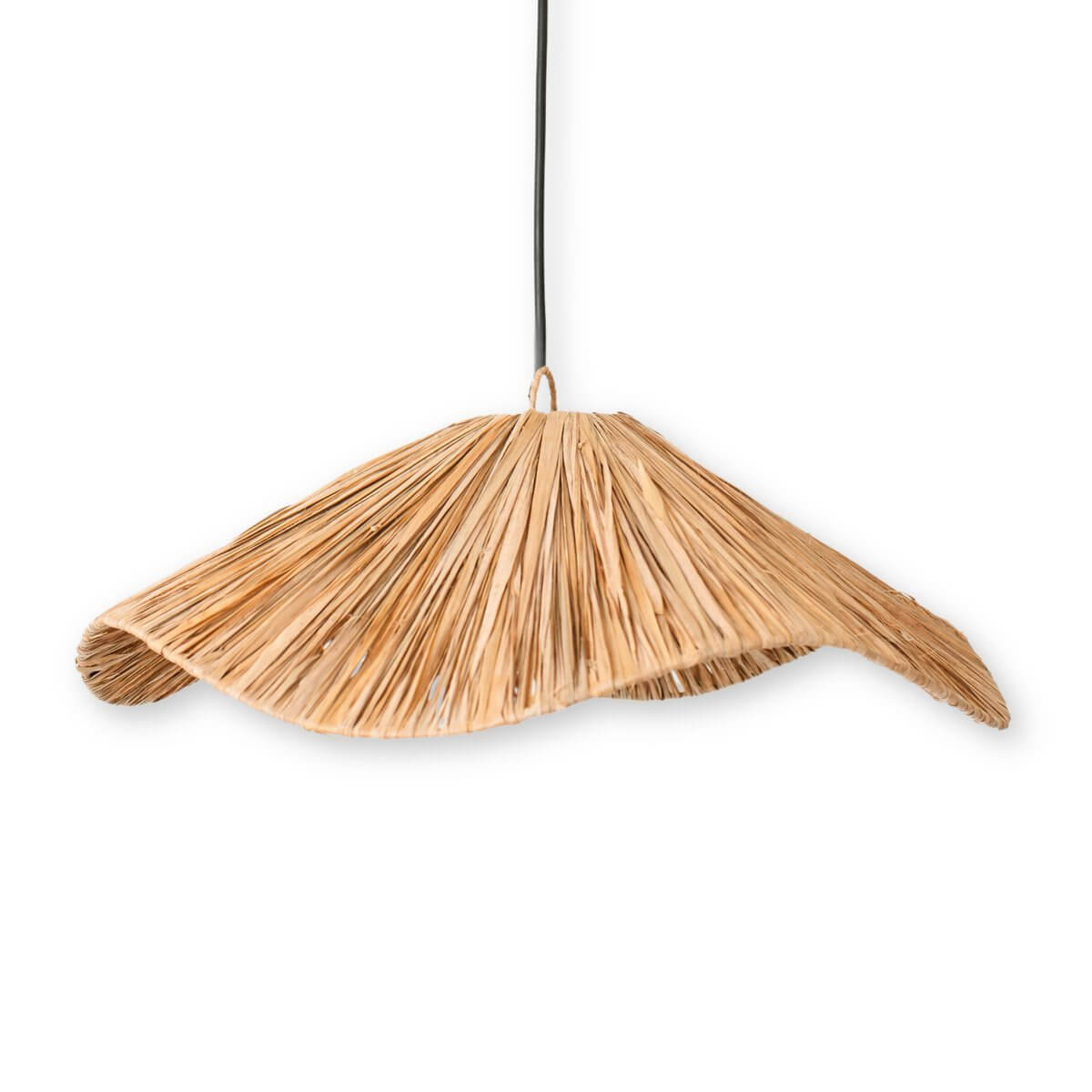 Raffia lampenkap hangend voor een witte achtergrond