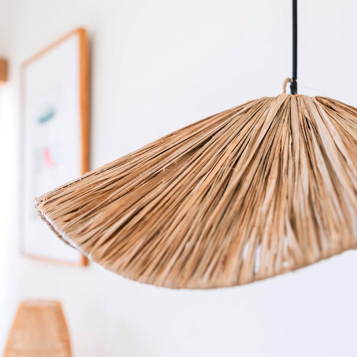 Raffia lampenkap hangend van dichtbij gezien