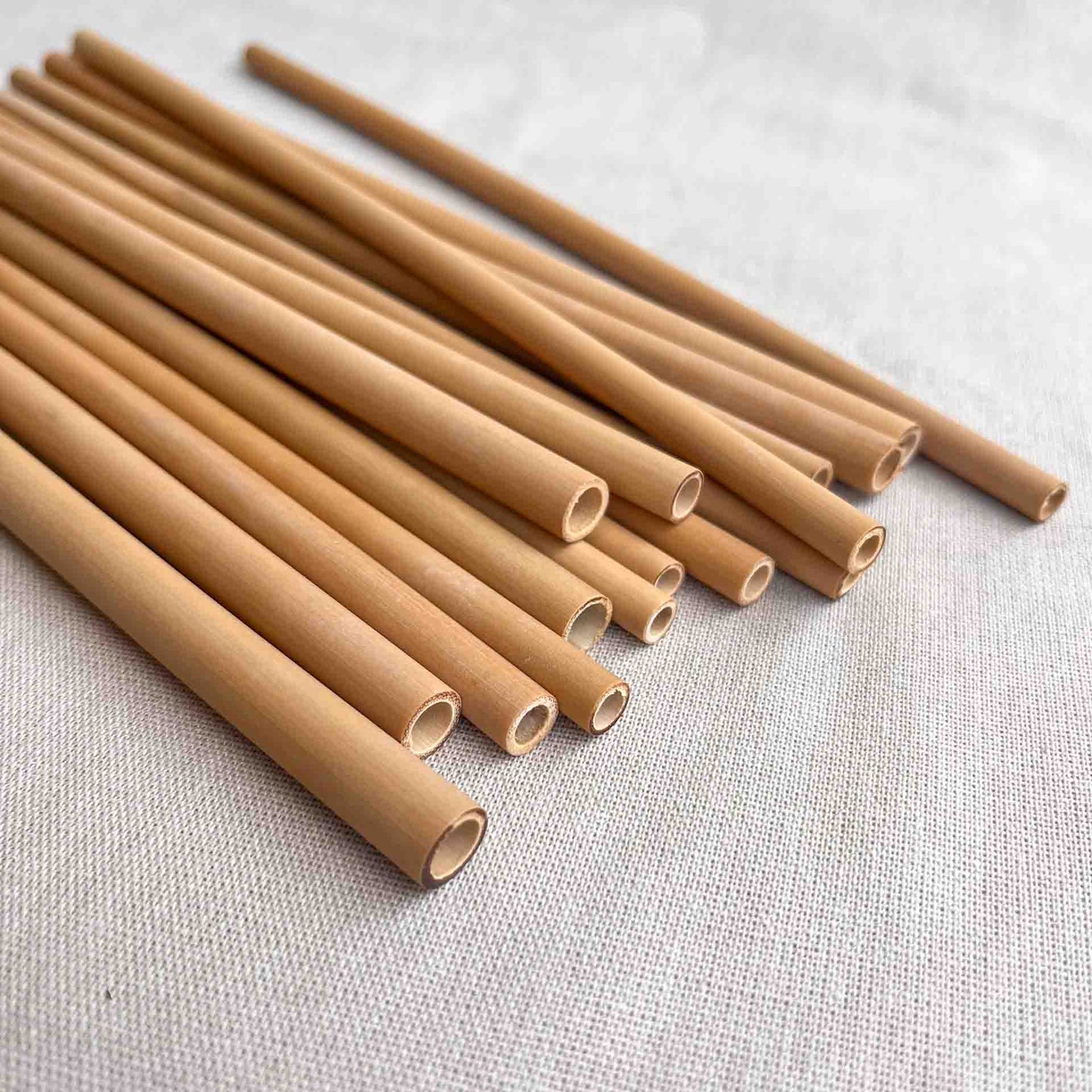 Rietjes van bamboe op een zijden doek