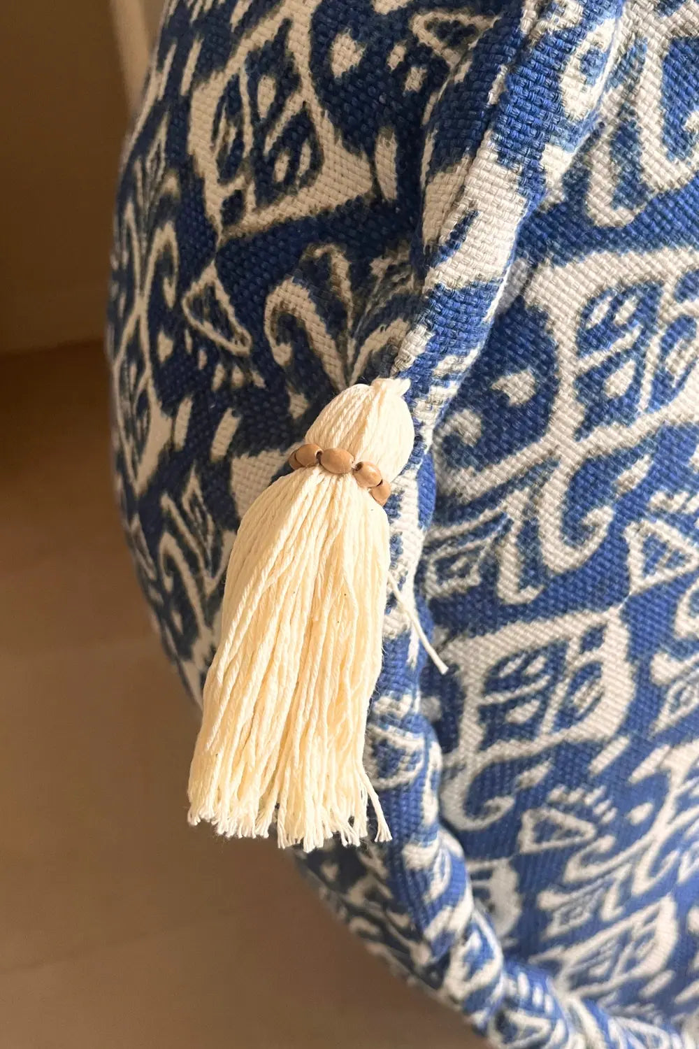 Ronde blauw witte poef van katoen met franjes ingezoomd