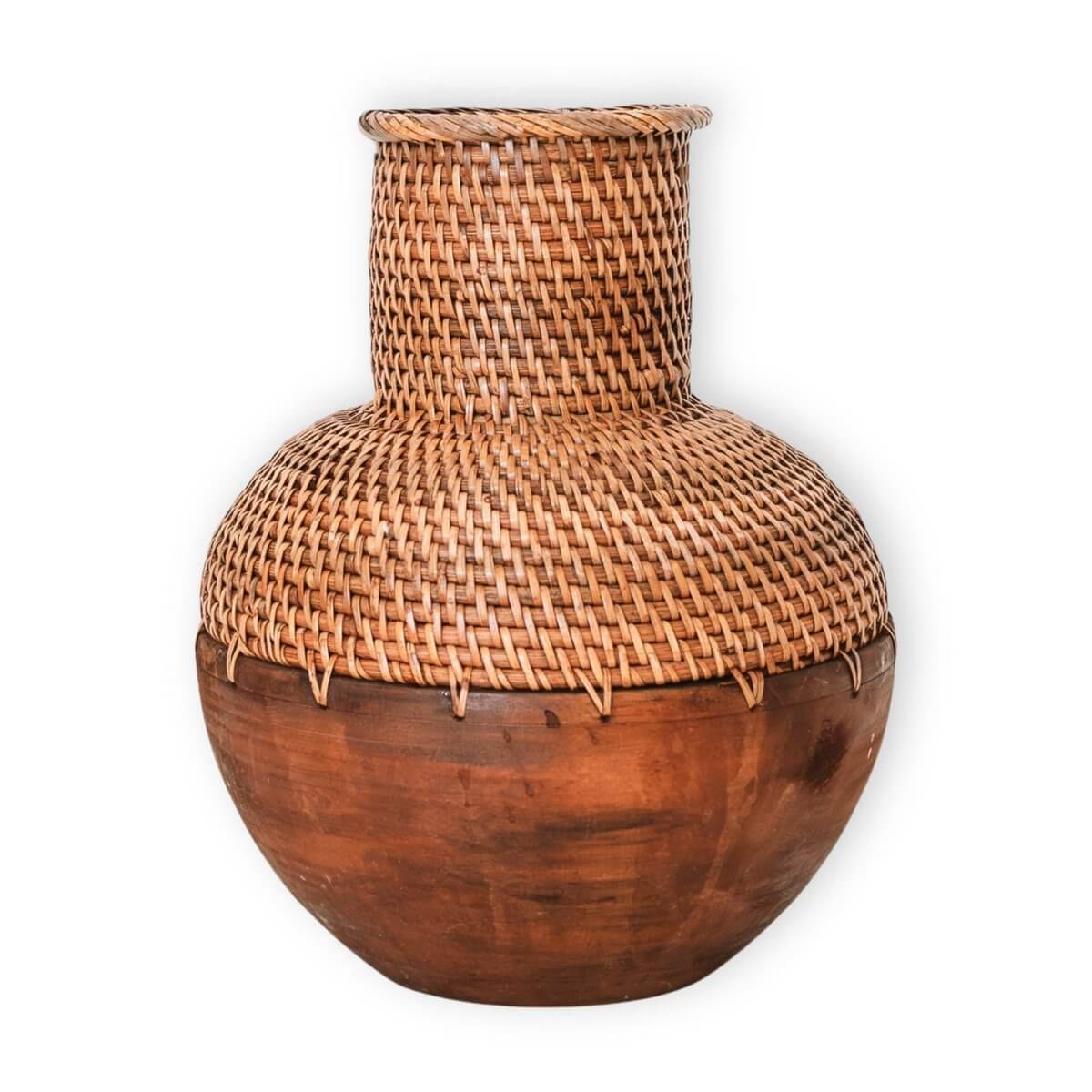 Rotan vaas met hout op een witte achtergrond
