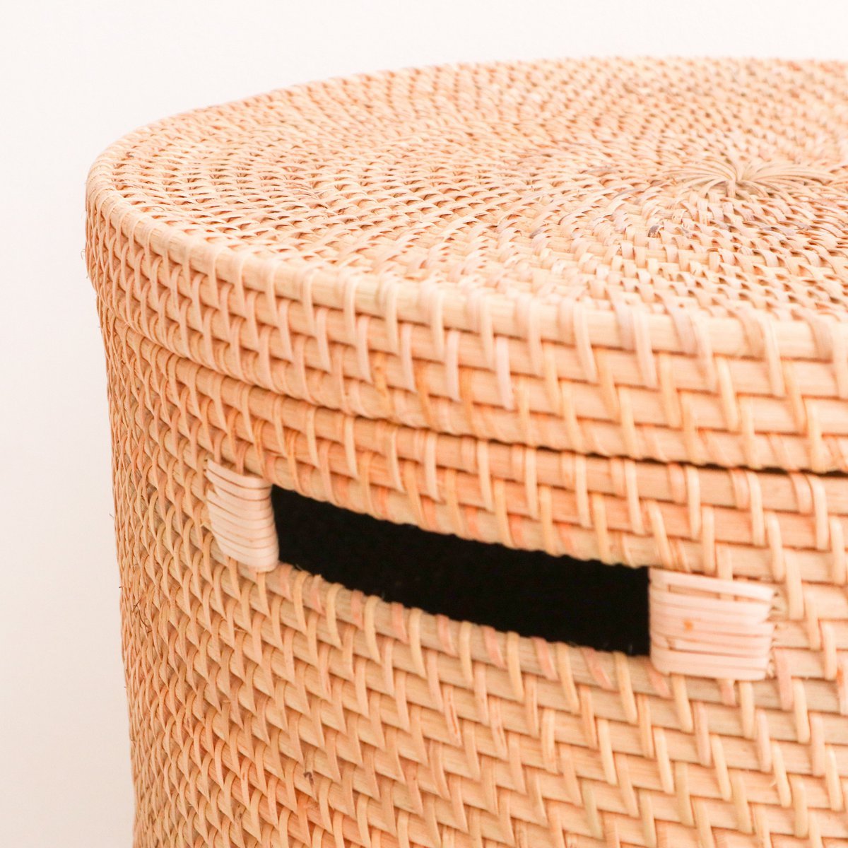 Rotan wasmand met deksel en handvat de bovenkant vanaf dicht bij gezien