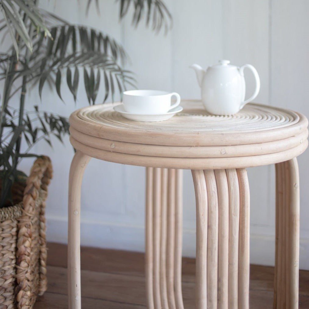 Salontafel van rotan met servies erop van dichtbij gezien