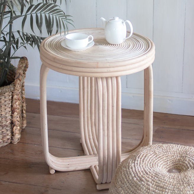 Salontafel van rotan met servies erop