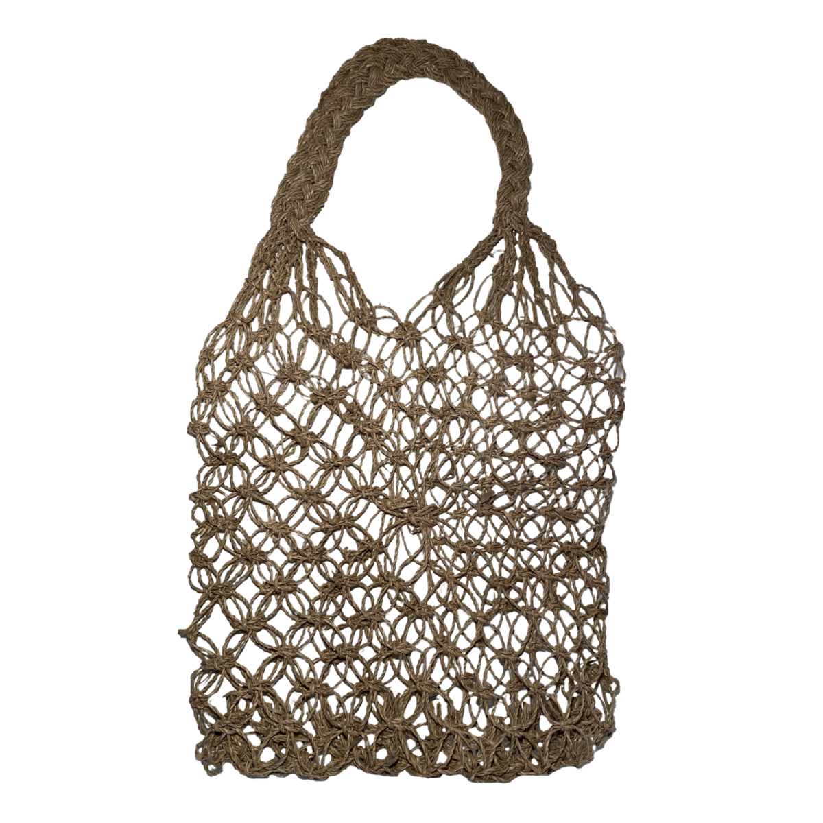 Schoudertas van raffia op een witte achtergrond