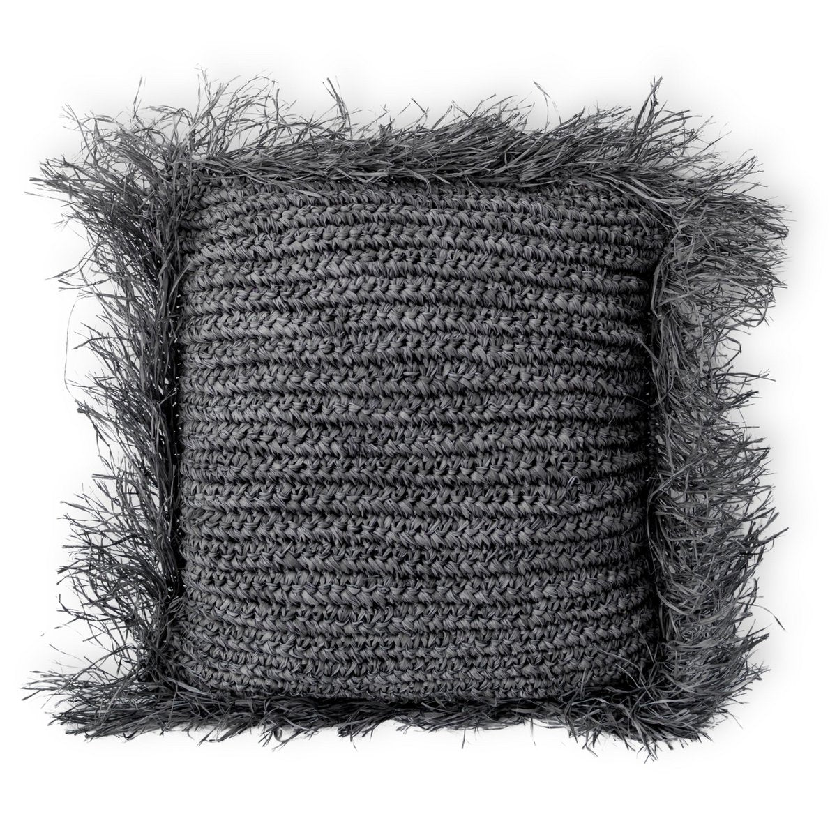 Sierkussen met vulling van raffia met franjes in de kleur zwart op een witte achtergrond