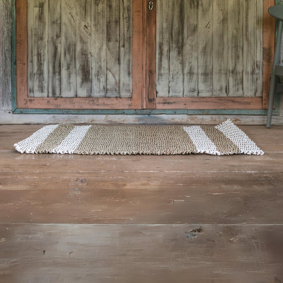Vloerkleed van zeegras voor een houten deur