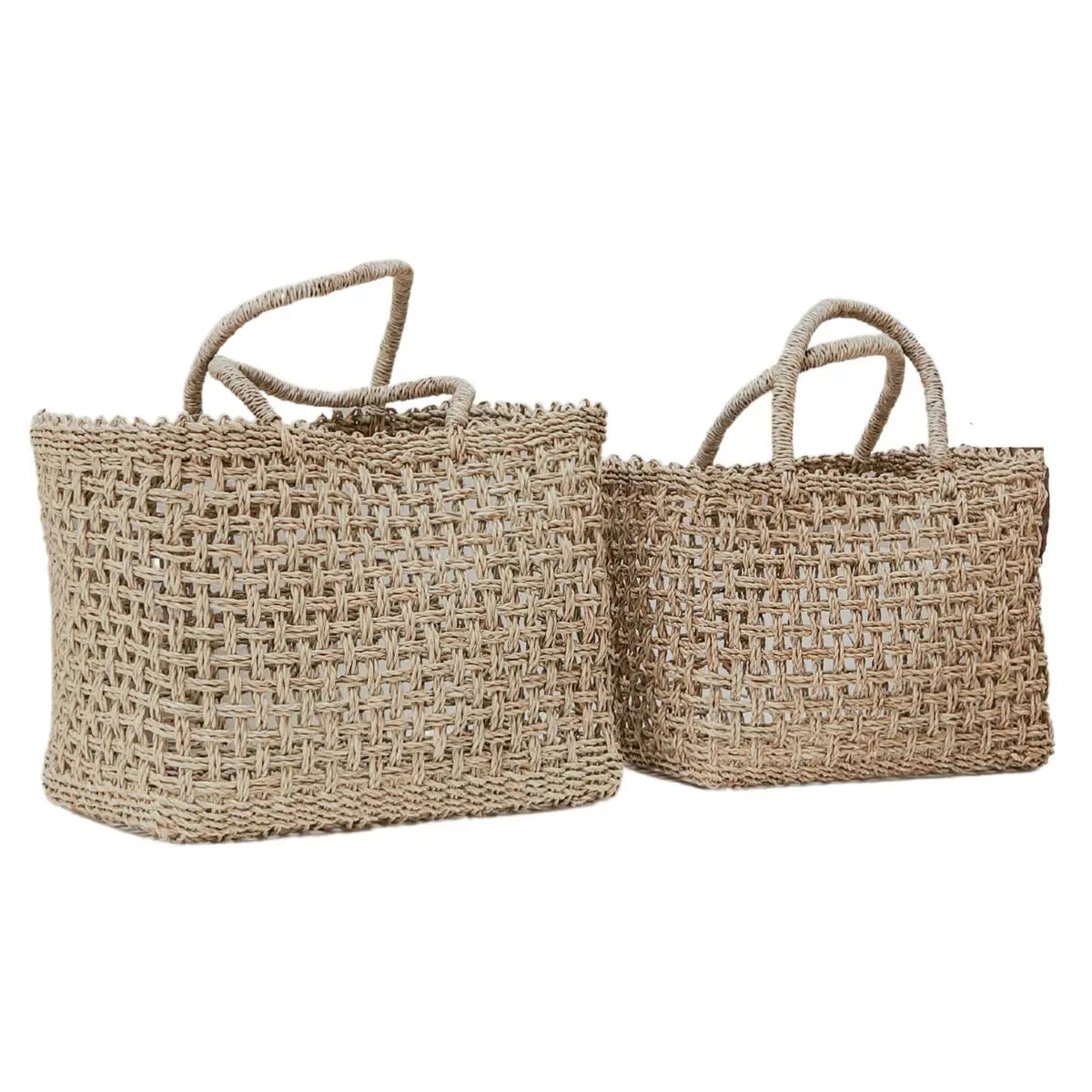 Twee tassen van handgeweven raffia op een witte achtergrond