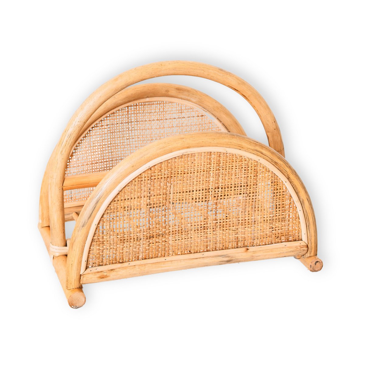Rotan tijdschriftenrek op een witte achtergrond